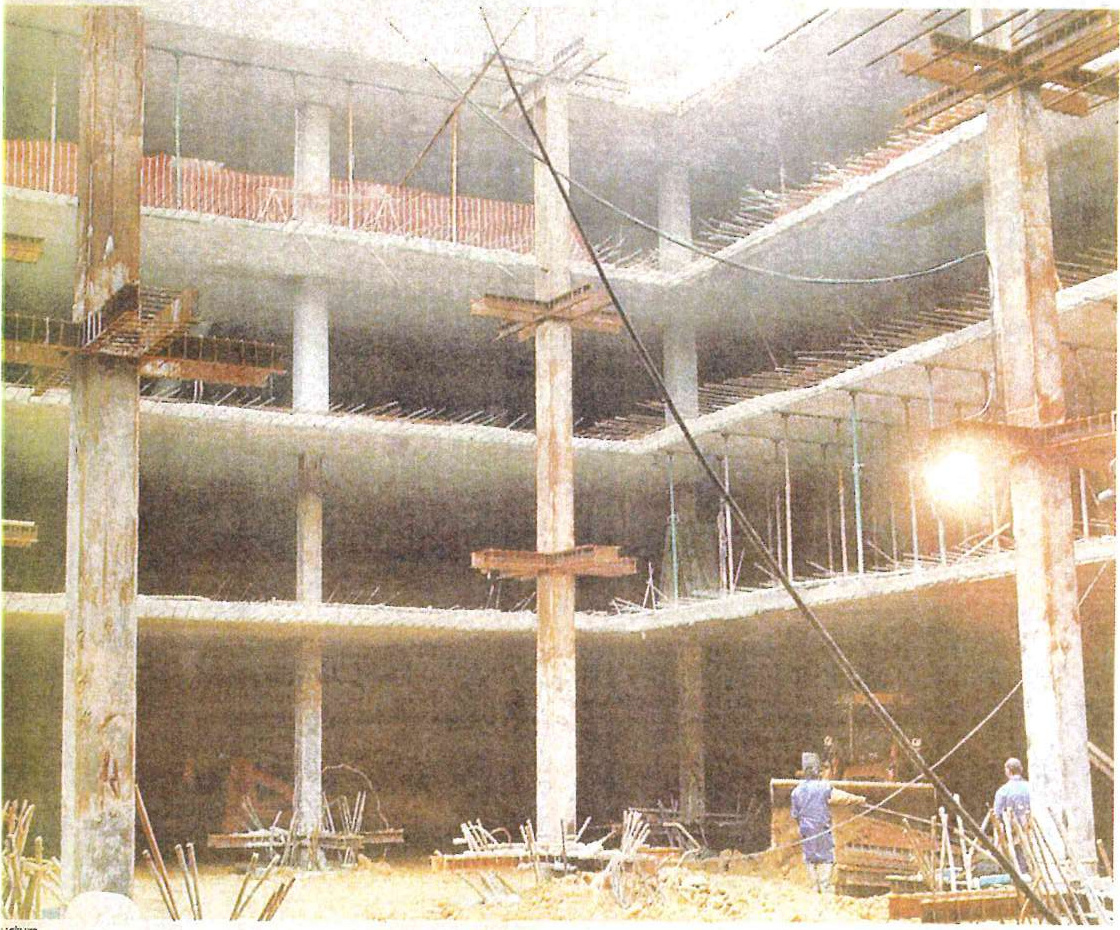 Estructura de hormigón armado de un aparcamiento subterráneo en fase de ejecución