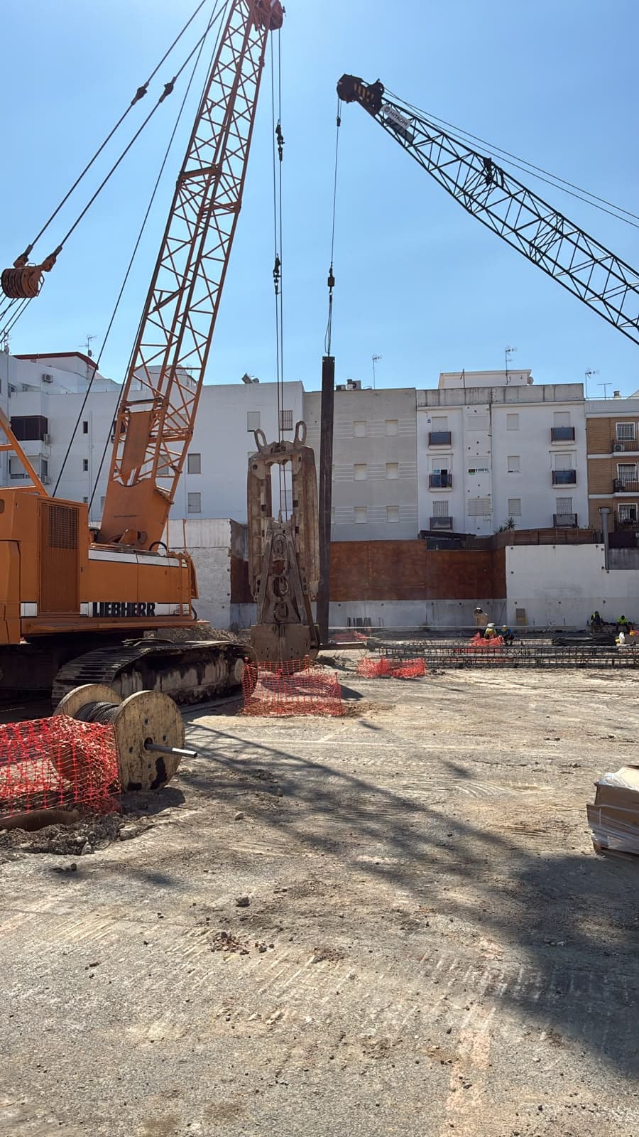 Maquinaria y trabajos en la obra de Plaza Mayor de Huelva