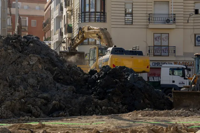Maquinaria y movimientos de tierras de Plaza Mayor en la imagen de Diario de Huelva
